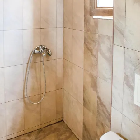 Three-bedroom Holiday In Kosharica בית נופש *
